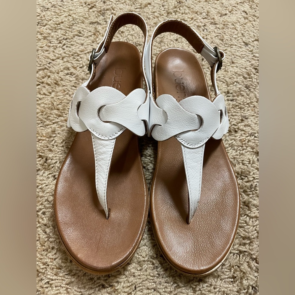 Women’s Bueno white thong sandals size 8.5M